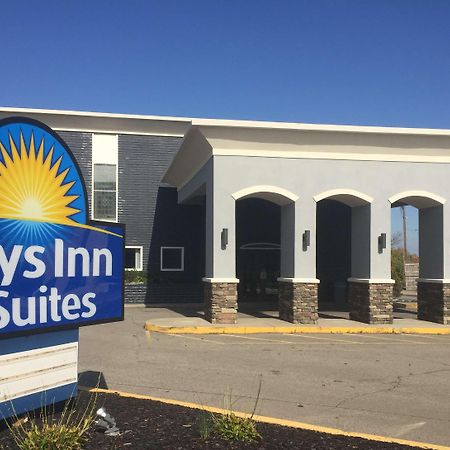Days Inn & Suites By Wyndham Cincinnati North Спрингдейл Экстерьер фото