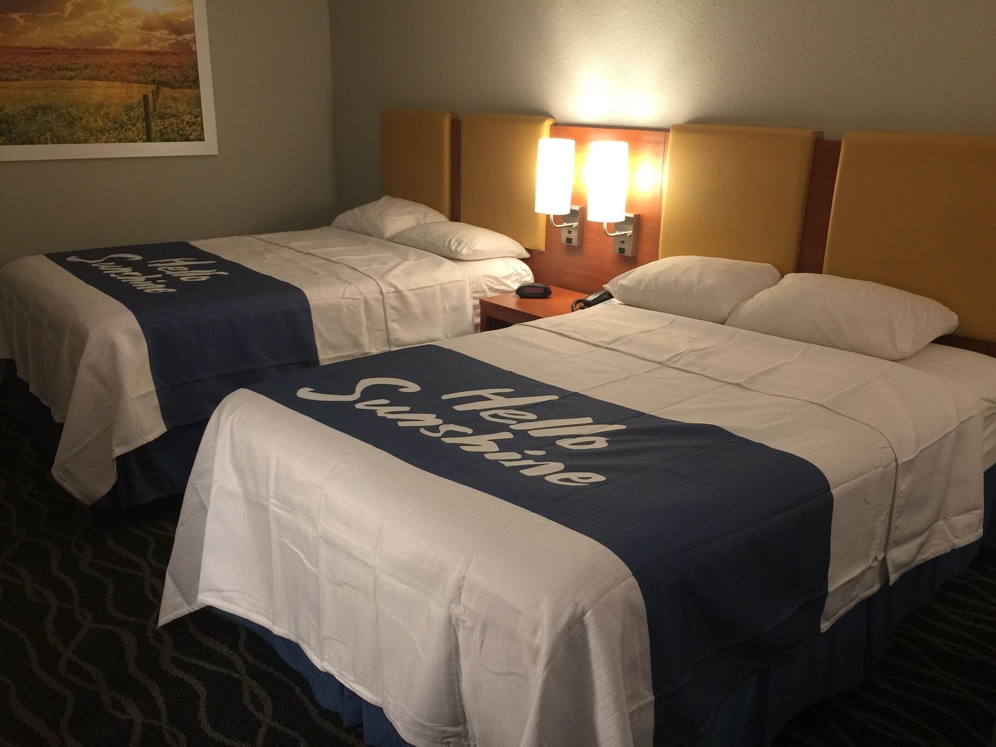 Days Inn & Suites By Wyndham Cincinnati North Спрингдейл Экстерьер фото