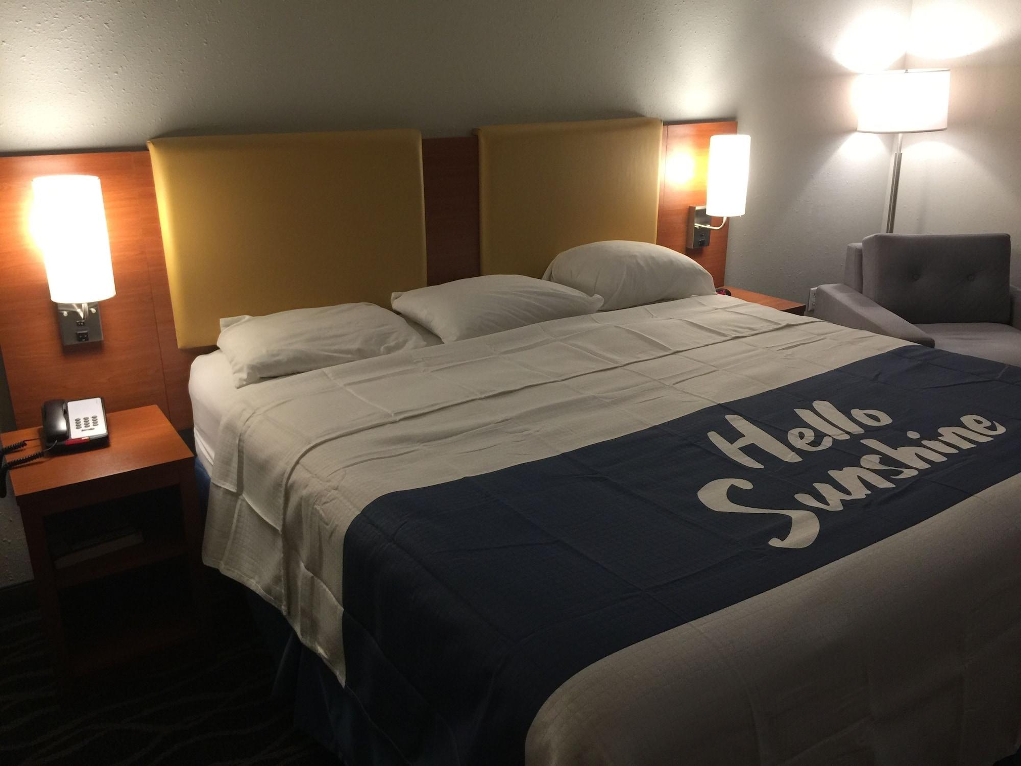 Days Inn & Suites By Wyndham Cincinnati North Спрингдейл Экстерьер фото