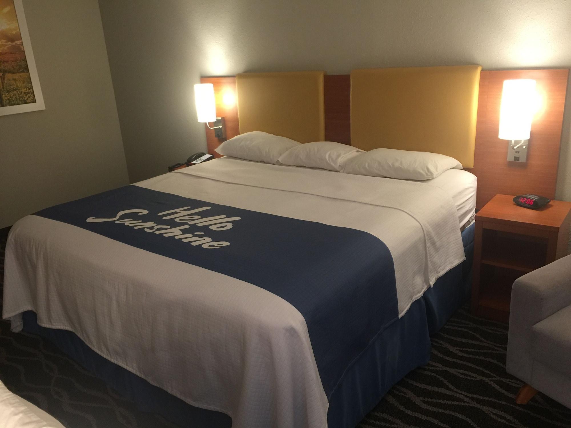 Days Inn & Suites By Wyndham Cincinnati North Спрингдейл Экстерьер фото