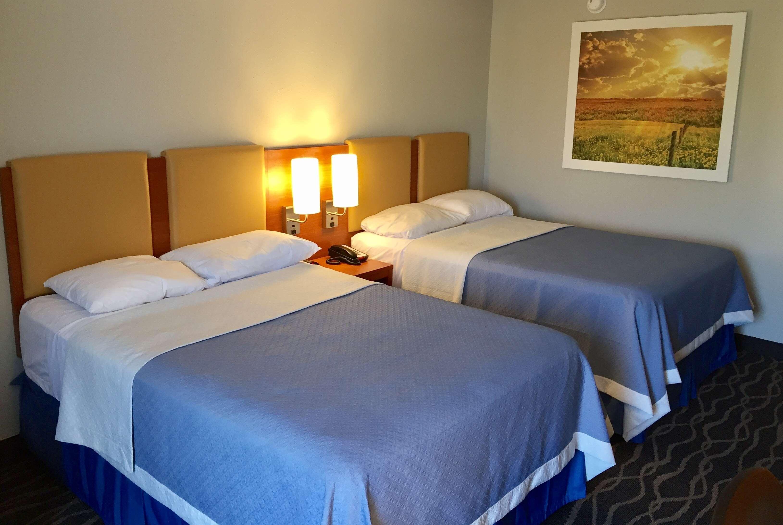 Days Inn & Suites By Wyndham Cincinnati North Спрингдейл Экстерьер фото