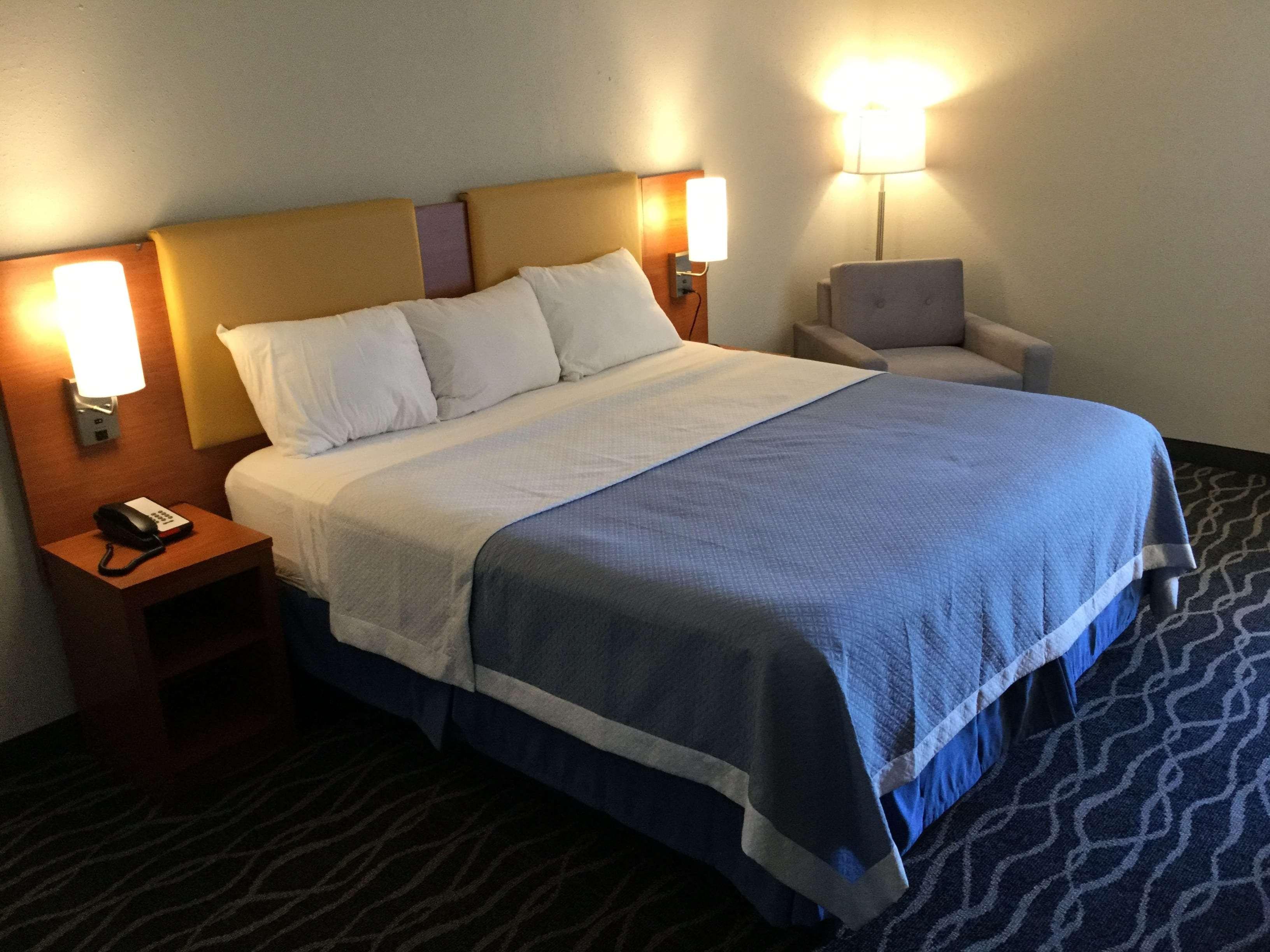 Days Inn & Suites By Wyndham Cincinnati North Спрингдейл Экстерьер фото