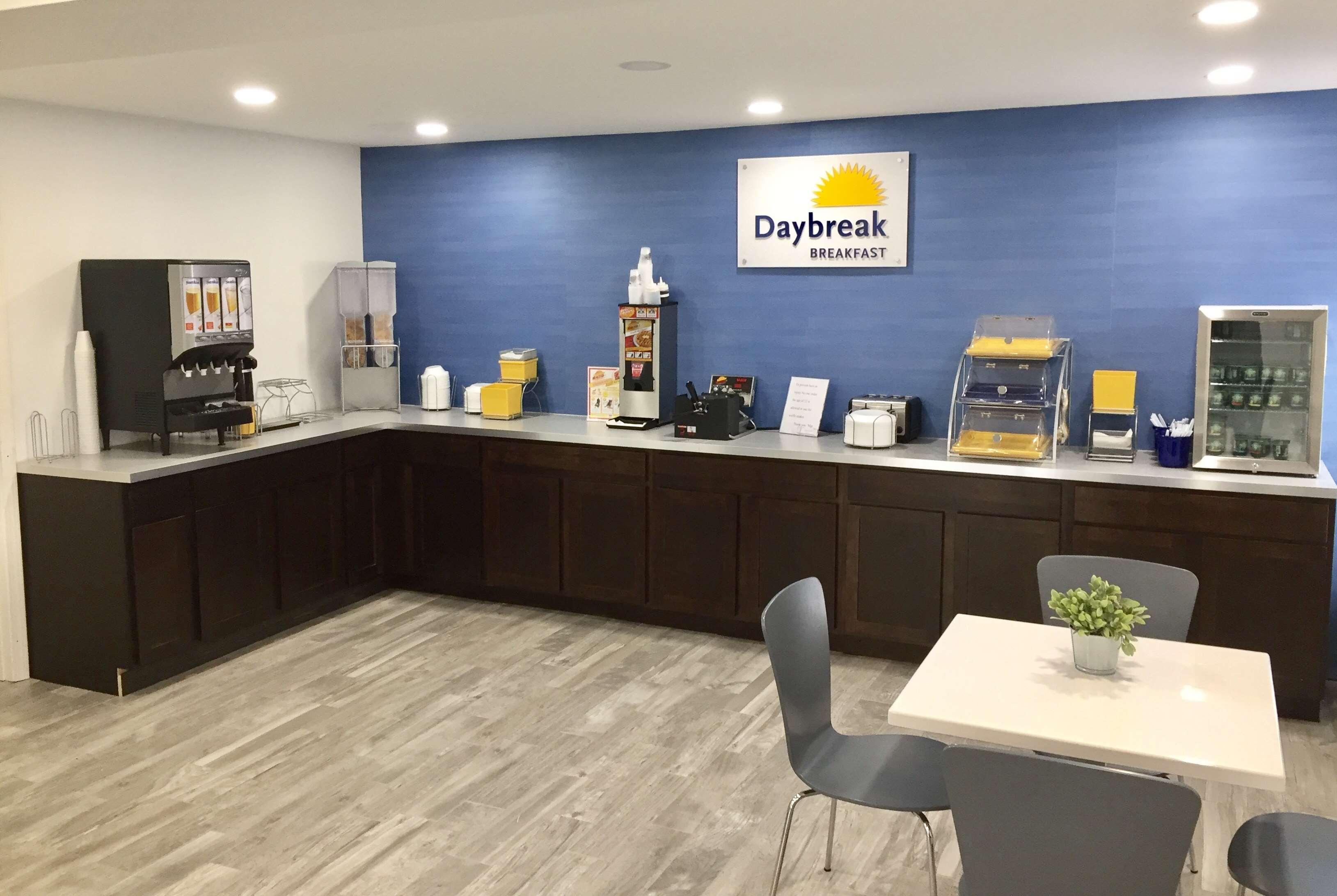 Days Inn & Suites By Wyndham Cincinnati North Спрингдейл Экстерьер фото
