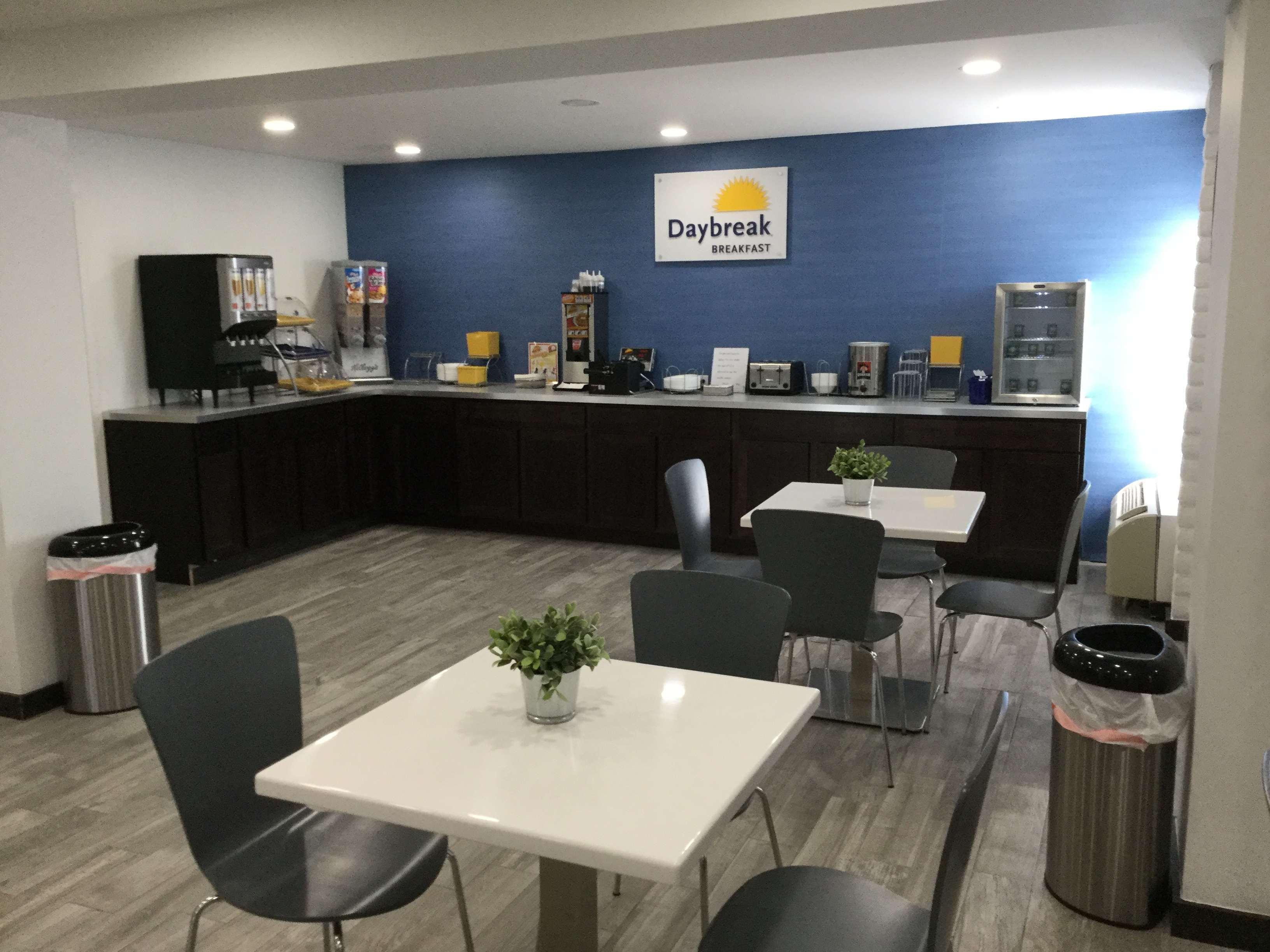 Days Inn & Suites By Wyndham Cincinnati North Спрингдейл Экстерьер фото