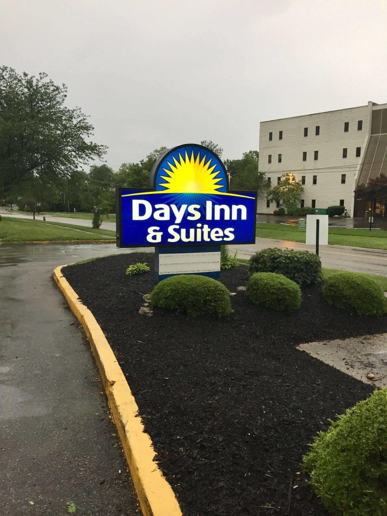 Days Inn & Suites By Wyndham Cincinnati North Спрингдейл Экстерьер фото