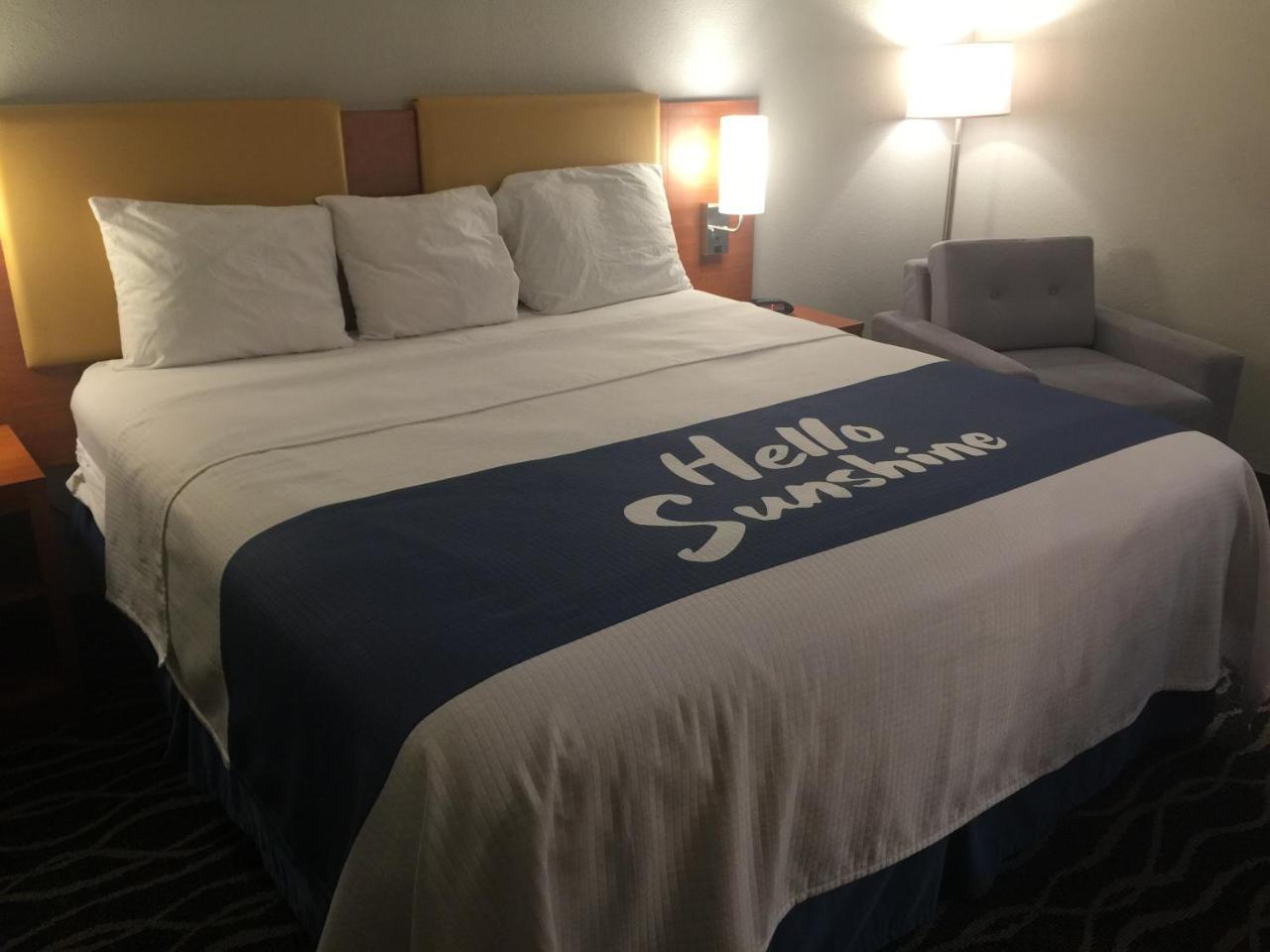 Days Inn & Suites By Wyndham Cincinnati North Спрингдейл Экстерьер фото