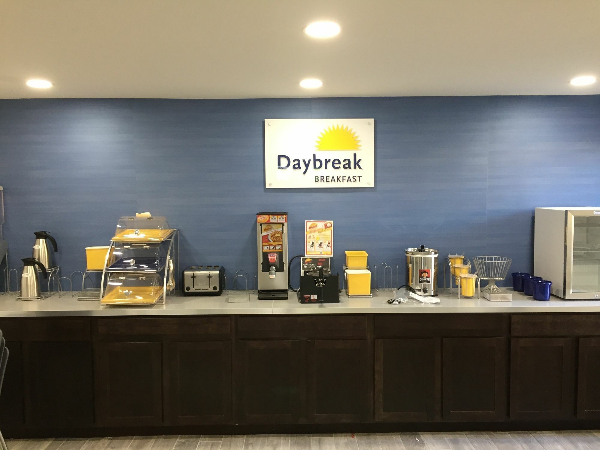 Days Inn & Suites By Wyndham Cincinnati North Спрингдейл Экстерьер фото